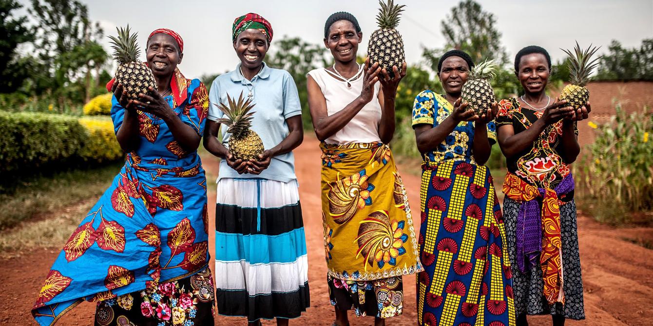 Women pineapple farmers in Eastern Rwanda with their organic fruit. Credit: Aurelie Marrier d'Unienville / Oxfam Tuzamurane cooperative members that Oxfam works with in Rwanda. Credit : Aurelie Marrier d'Unienville / Oxfam